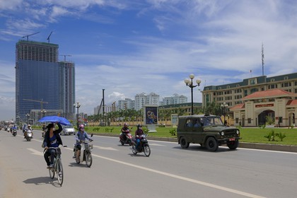 Vietnam, Hanoï, Cau Giay district, the Keangnam Hanoi Landmark Tower is a supertall skyscraper 336m under construction in Pham Hung Boulevard and the highest in the country