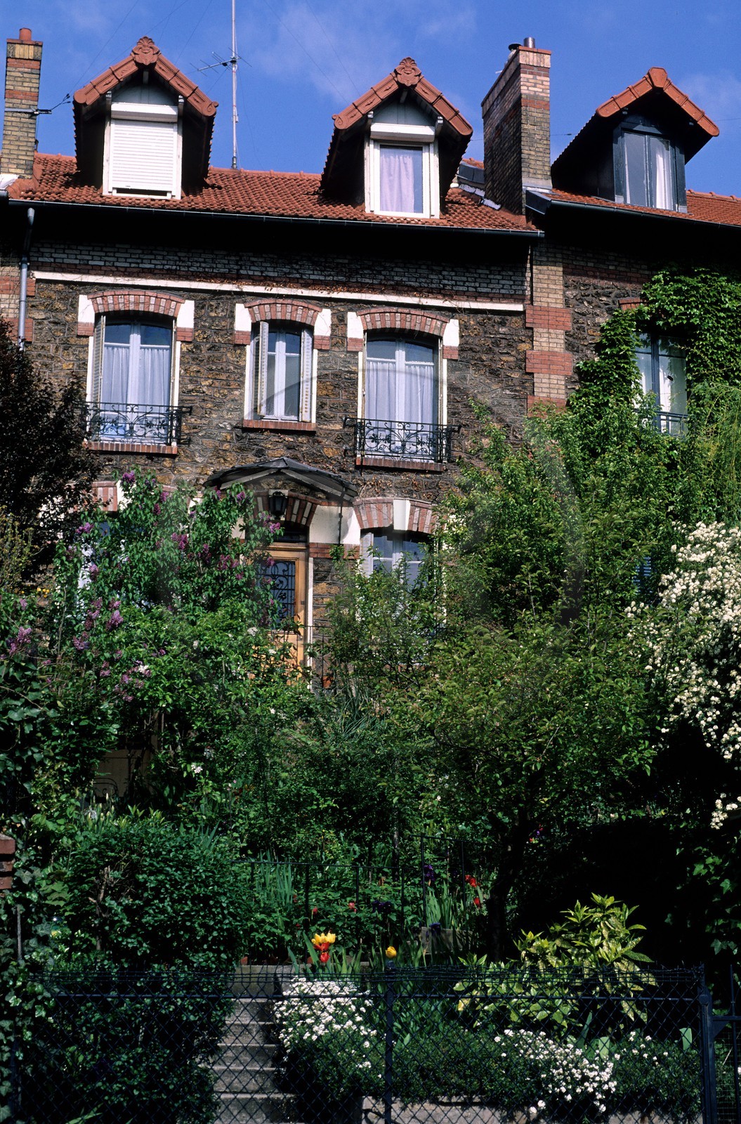 France, Paris 19ème (75), La campagne à Paris, maisons avec jardin dans le 20ème arrondissement