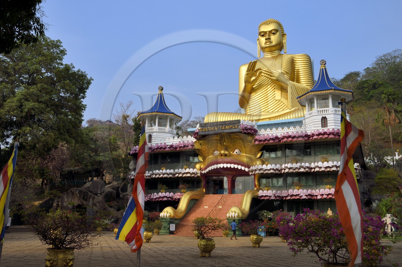 Sri Lanka, province du centre, district de Matale, Dambulla, Temple d'Or situé en dessous du Temple du Rocher Royal aussi appelé Ran Giri (Rocher doré) classé patrimoine mondial de l'UNESCO
