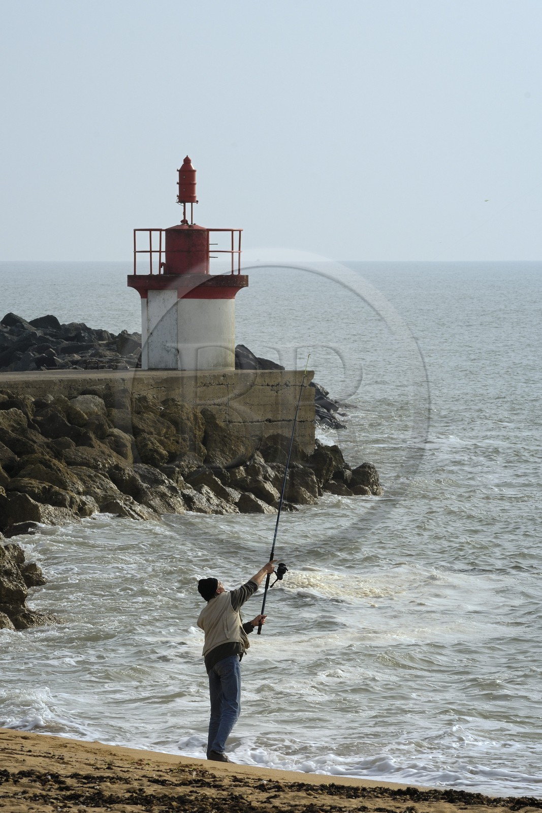 France, Charente-Maritime (17), Ile d'Oléron, pêcheur sur la plage de la Cotinière
