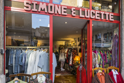 France, Hérault (34), Sète, Simone et Lucette Boutique, boutique de vetements vintage des années 20 à 80 rue Alsace Lorraine