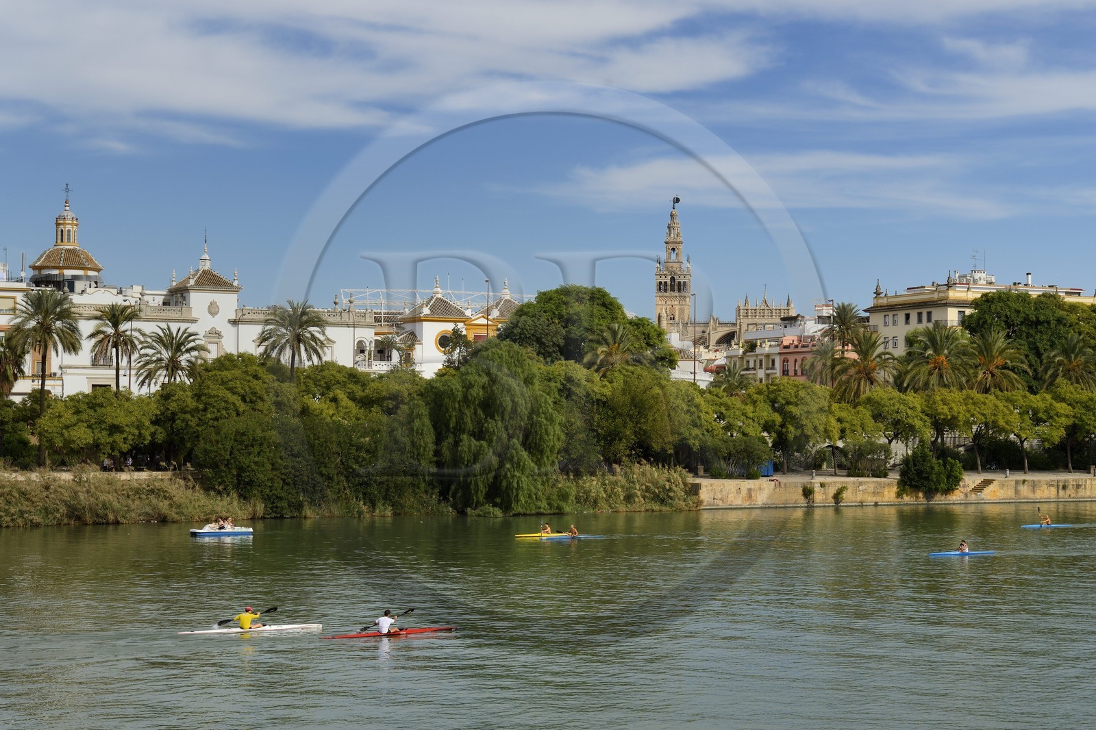 Espagne, Andalousie, Séville, en bordure du fleuve Guadalquivir, les arênes (plaza de Toros) et La Giralda en arrière plan