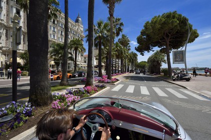 France, Alpes-Maritimes (06), Cannes, le palace du Carlton sur le boulevard de la Croisette, à bord d'une Porsche Speedster 356 décapotable de collection