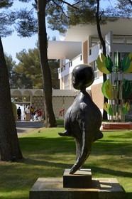 France, Alpes-Maritimes (06), Saint Paul de Vence, Fondation Maeght de l’architecte catalan Josep Lluis Sert, musée d'art contemporain, sculpture Personnage (1970) de Joan Miro dans le jardin de sculptures