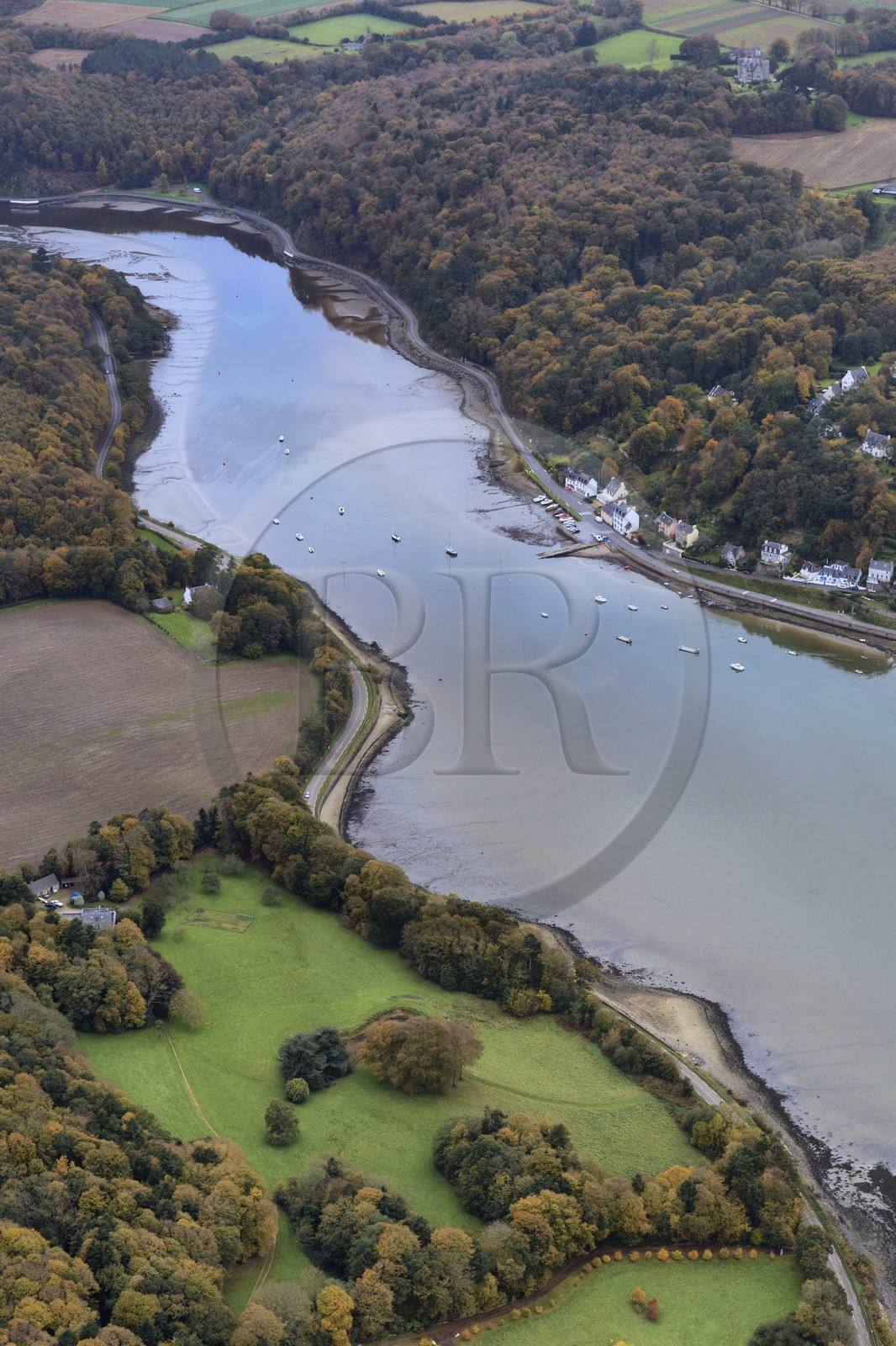 France, Finistère (29), le Dossen ou rivière de Morlaix entre Locquénolé et Lanugy débouchant sur la Baie de Morlaix (vue aérienne)