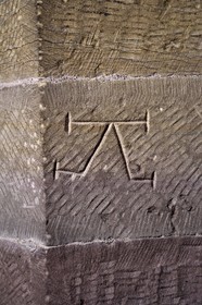 France, Bas-Rhin (67), Strasbourg, vieille ville classée au Patrimoine Mondial de l'UNESCO, la cathédrale Notre-Dame, facade orientale, signe lapidaire (marque de tacheron)
