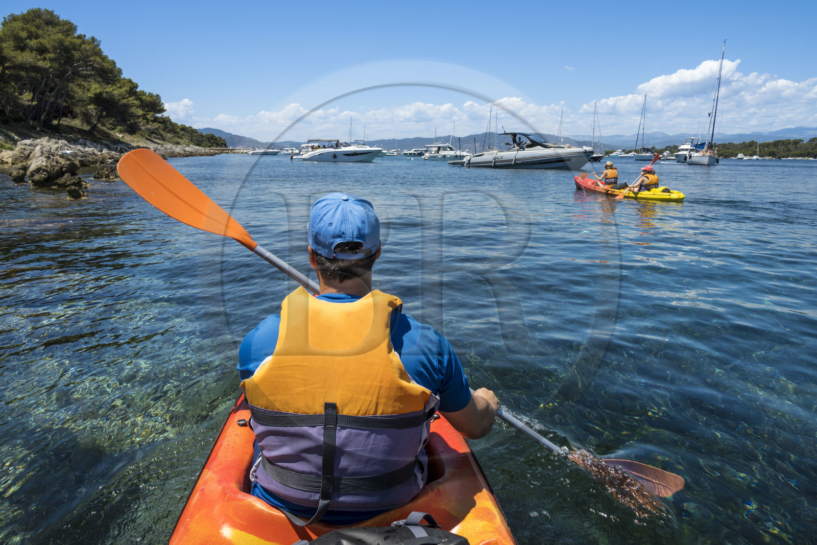 France, Alpes-Maritimes (06), Cannes, randonnée en kayak aux Iles de Lérins, passage dans le bras de mer entre les deux Iles de Lérins, les Iles de Saint-Honorat et Sainte-Marguerite