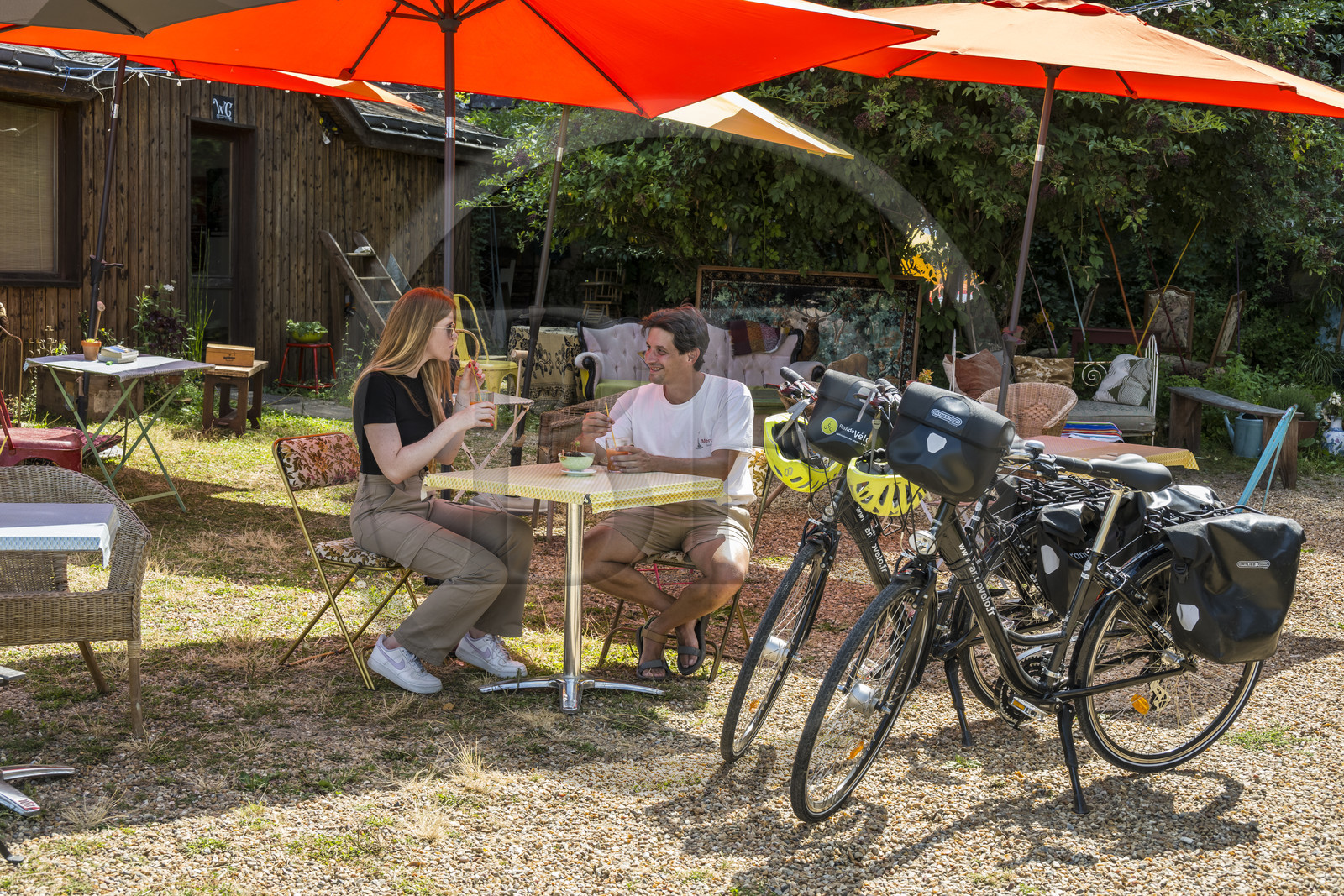 France, Maine-et-Loire (49), vallée de la Loire classée au Patrimoine Mondial par l'UNESCO, Gennes-Val-de-Loire, randonnée à bicyclette sur les berges de la Loire, pause à la librairie-café L'Idiot de l'association Gabare And Co dans l'ancienne école des Filles de Chênehutte