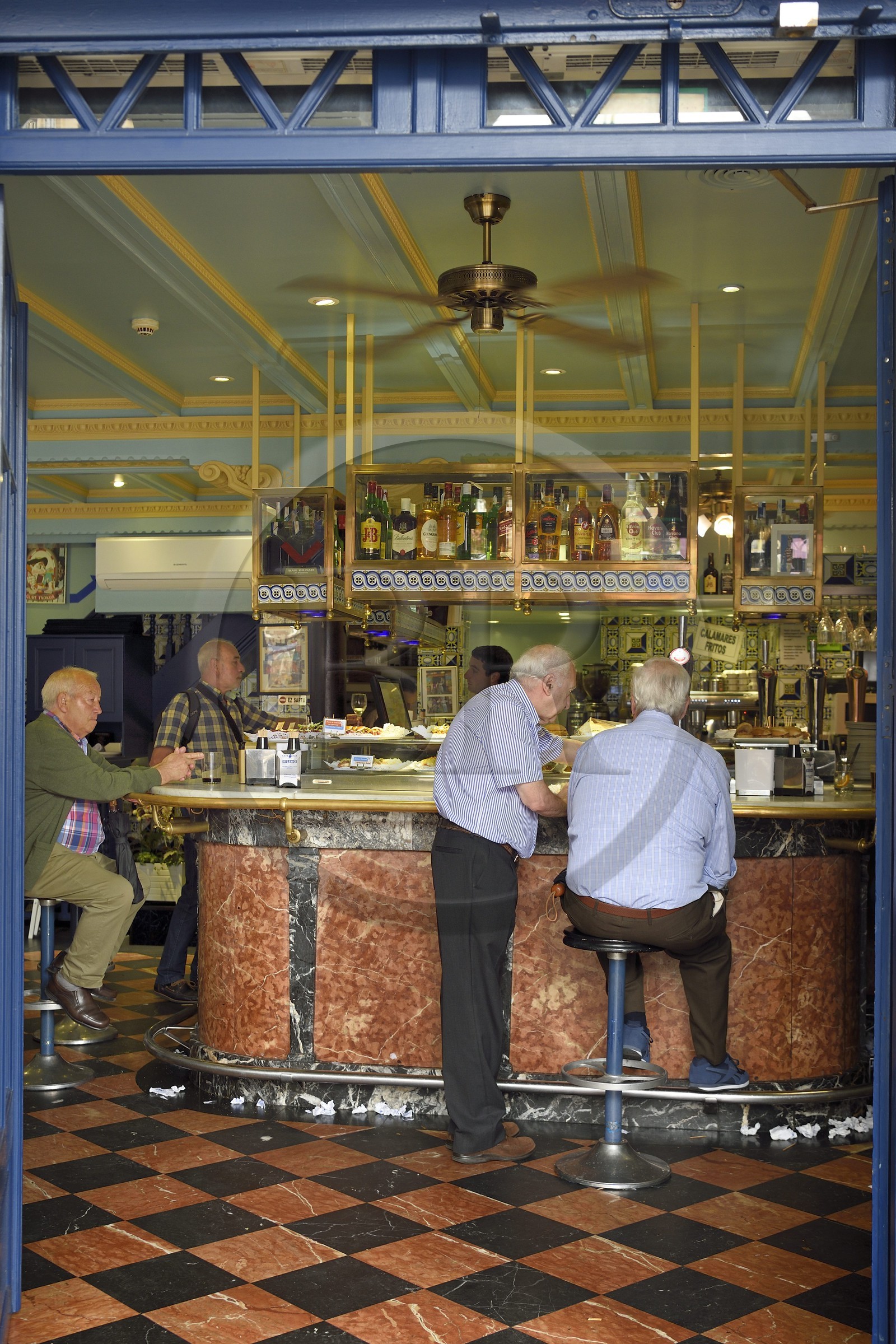 Espagne, Pays basque espagnol, Biscaye, Bilbao, Casco Viejo (vieille ville), Bar-restaurant de la plaza Nueva