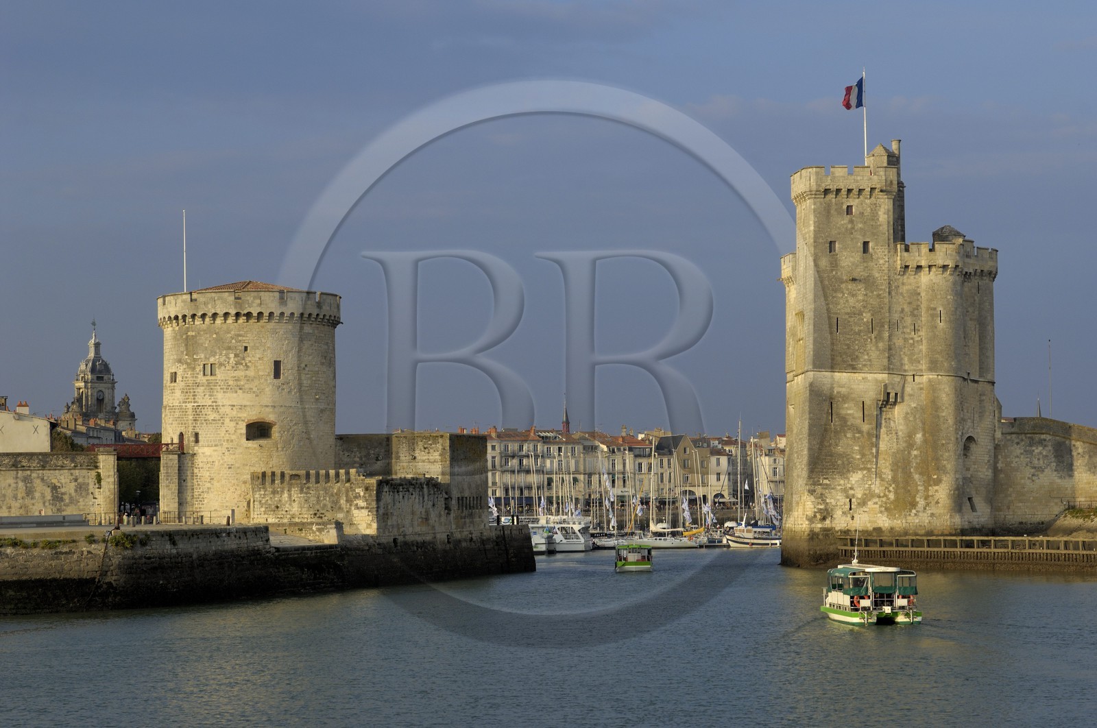 France, Charente-Maritime (17), La Rochelle, la Tour de la Chaine (à gauche) et la Tour Saint-Nicolas protégent l'entrée du Vieux Port