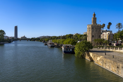 Espagne, Andalousie, Séville, en bordure du fleuve Guadalquivir, la Tour de l'Or (Torre del Oro), ancienne tour d'observation militaire construite au début du XIIIe siècle reconvertie en musée maritime