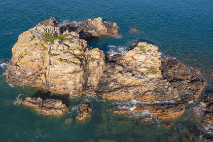 France, Côtes-d'Armor (22), Côte d'Ajoncs, Plougrescant, rochers au lieu dit La Pointe du Chateau (vue aérienne)