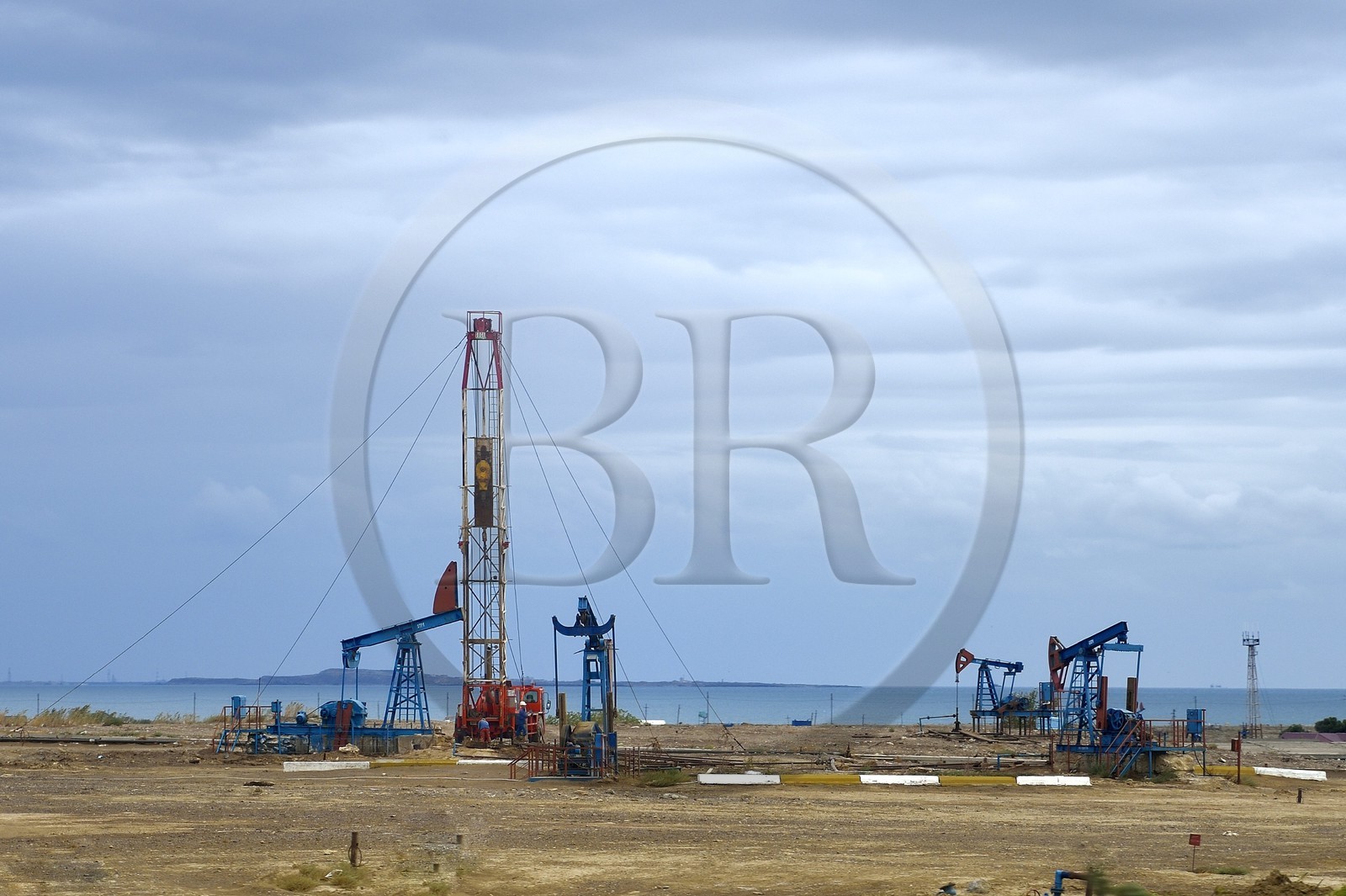 Azerbaïdjan, Bakou, puits de pétrole dans un champ d'extraction en périphérie de la ville