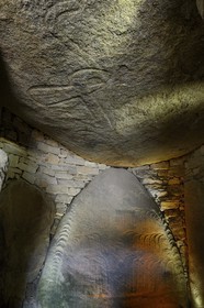 France, Morbihan (56), Golfe du Morbihan, Locmariaquer, le cairn de la Table des Marchands, dalle gravée d’une hache emmanchée