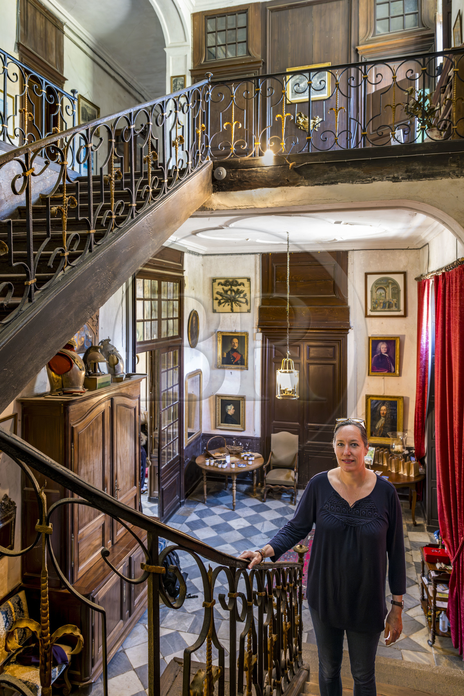 France, Ille-et-Vilaine (35), Côte d'Emeraude, Saint-Malo, malouinière de la Chipaudière construit l'armateur et corsaire François-Auguste Magon de la Lande au début du XVIIIème siècle, Chloé Magon de la Giclais dans le grand escalier, propriétaire avec son mari Benoit