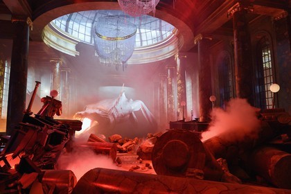 Royaume-Uni, Hertfordshire, Leavesden, Leavesden Film Studios, Harry Potter Studio Tour London, les coulisses du tournage des 8 films de Harry Potter, le dragon Pansedefer ukrainien cracheur de feu dans les ruines de Gringotts, la banque des sorciers