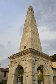 France, Isère (38), Vienne, la Pyramide, monument gallo-romain en forme d'obélisque qui ornait autrefois la spina du cirque romain de l'antique Vienna