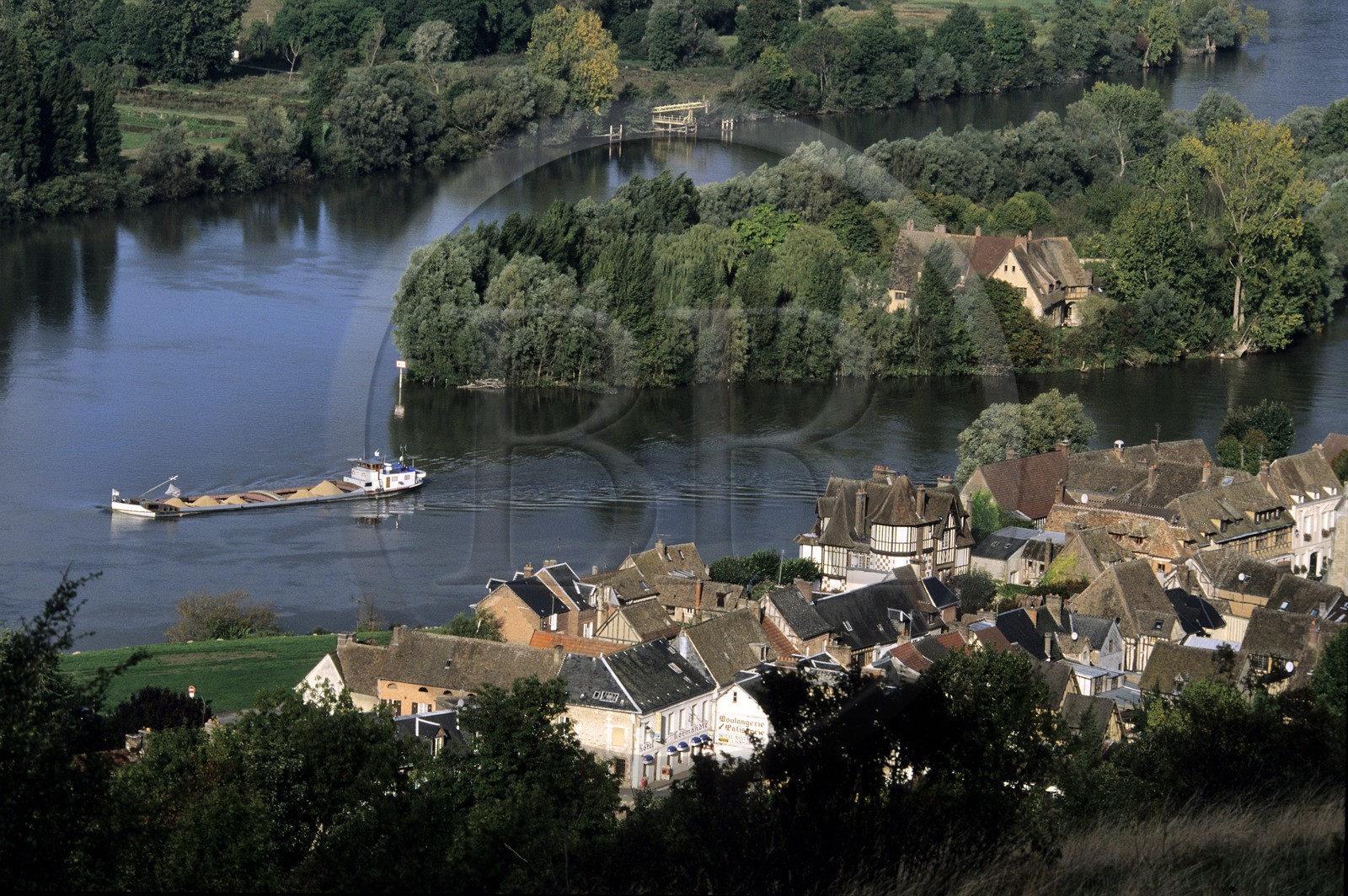 France, Eure (27), péniche sur la Seine passant devant le village des Andelys