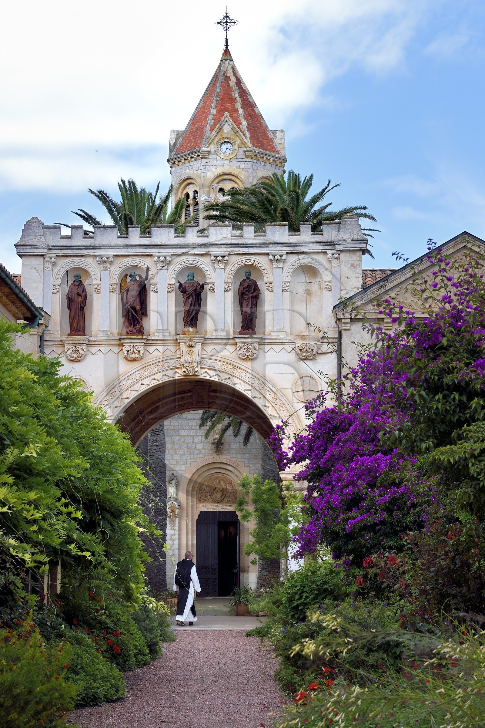 France, Alpes-Maritimes (06), Cannes, Iles de Lérins, Ile de Saint-Honorat, Abbaye de Lérins, l'église abbatiale du monastère