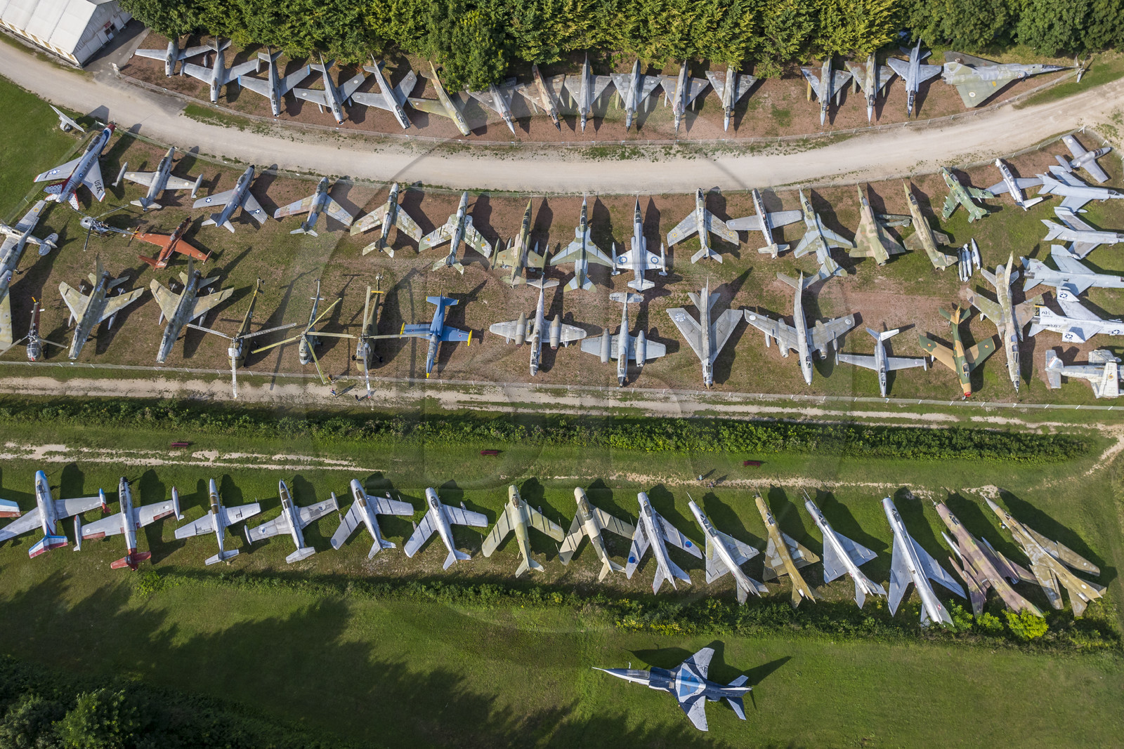 France, Côte-d'Or (21), les climats de Bourgogne classés Patrimoine Mondial de l'UNESCO, Côte de Beaune, Savigny-les-Beaune, le chateau avec les musées et collections avions de chasse, voitures de course Abarth, motos, tracteurs enjambeurs, maquettes, camions de pompiers (vue aérienne)