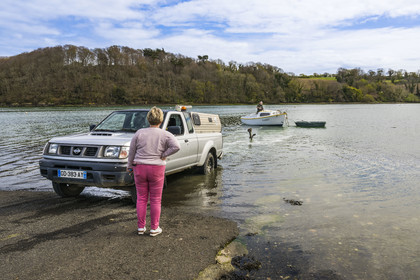 France, Côtes-d'Armor (22), Tredarzec, le pecheur à la retraite Jean François Urvoy et sa femme Nadine font la mise à l'eau de leur bateau pour la saison estivale dans l'embouchure du fleuve le Jaudy