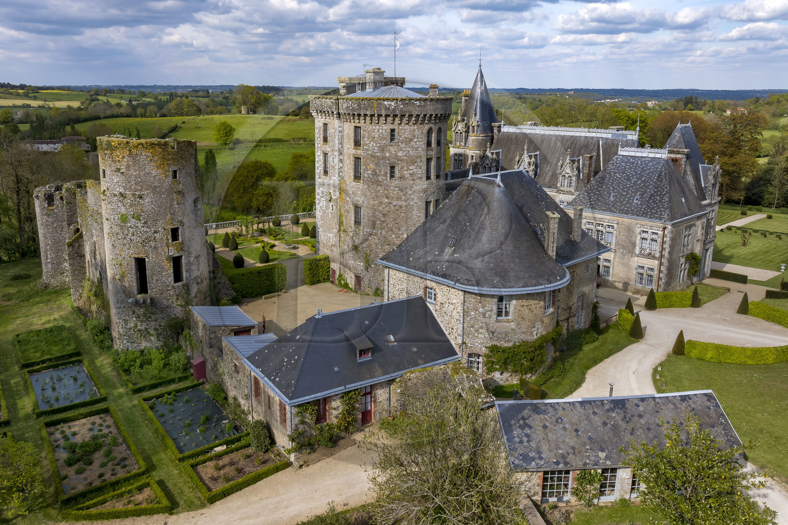 France, Vendée (85), Sèvremont, le chateau de la Flocellière, gite et chambre d'hotes (vue aérienne)