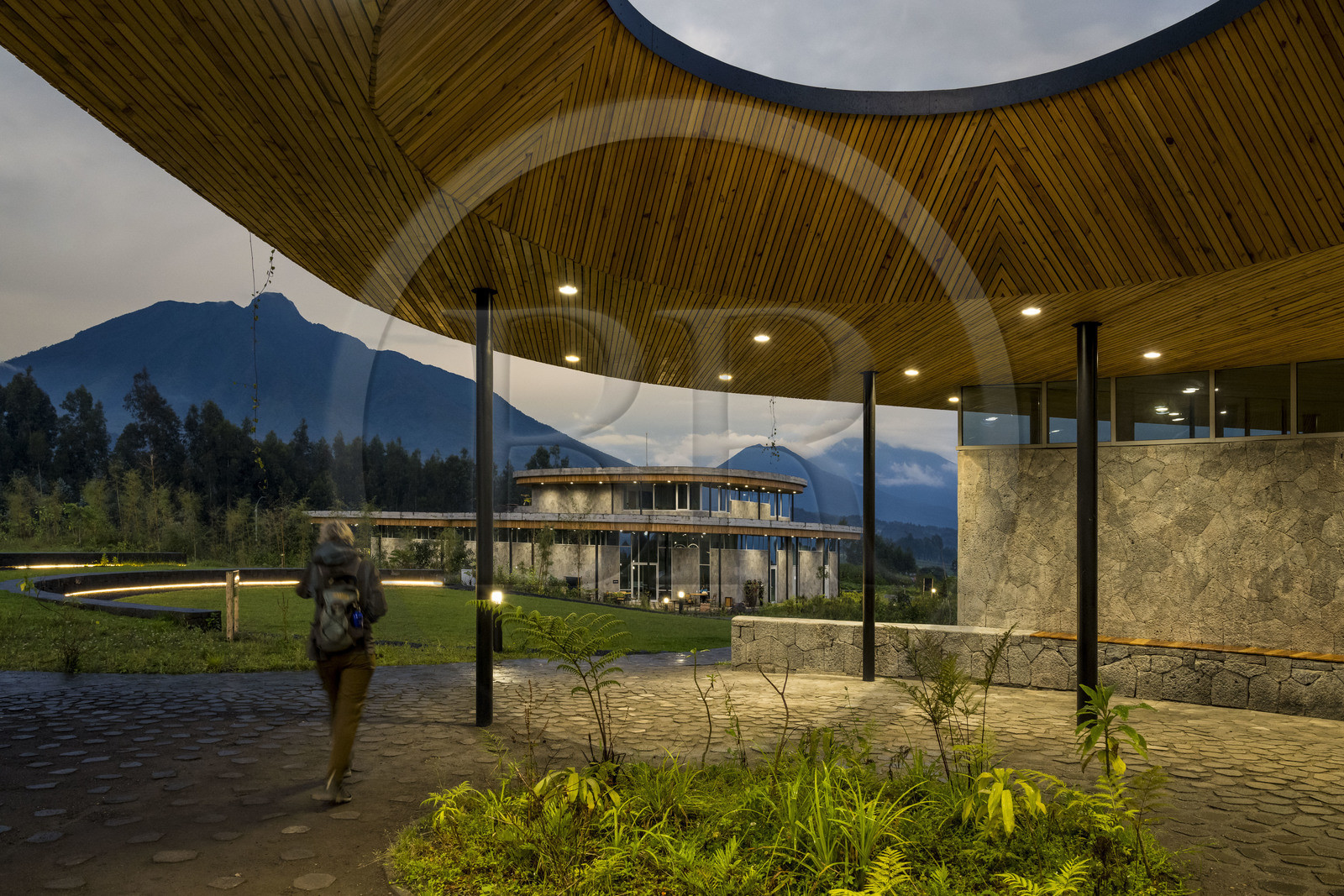 Rwanda, Province du Nord, District de Musanze (Ruhengeri), Kinigi, Campus Ellen DeGeneres du Dian Fossey Gorilla Fund par l'architecte MASS Design Group, le Cindy Broder Conservation Gallery avec une exposition éducative immersive, le Mont Sabyinyo et le Mont Gahinga puis le Mont Muhavura (les trois à la frontière de l'Ouganda) en arrière plan
