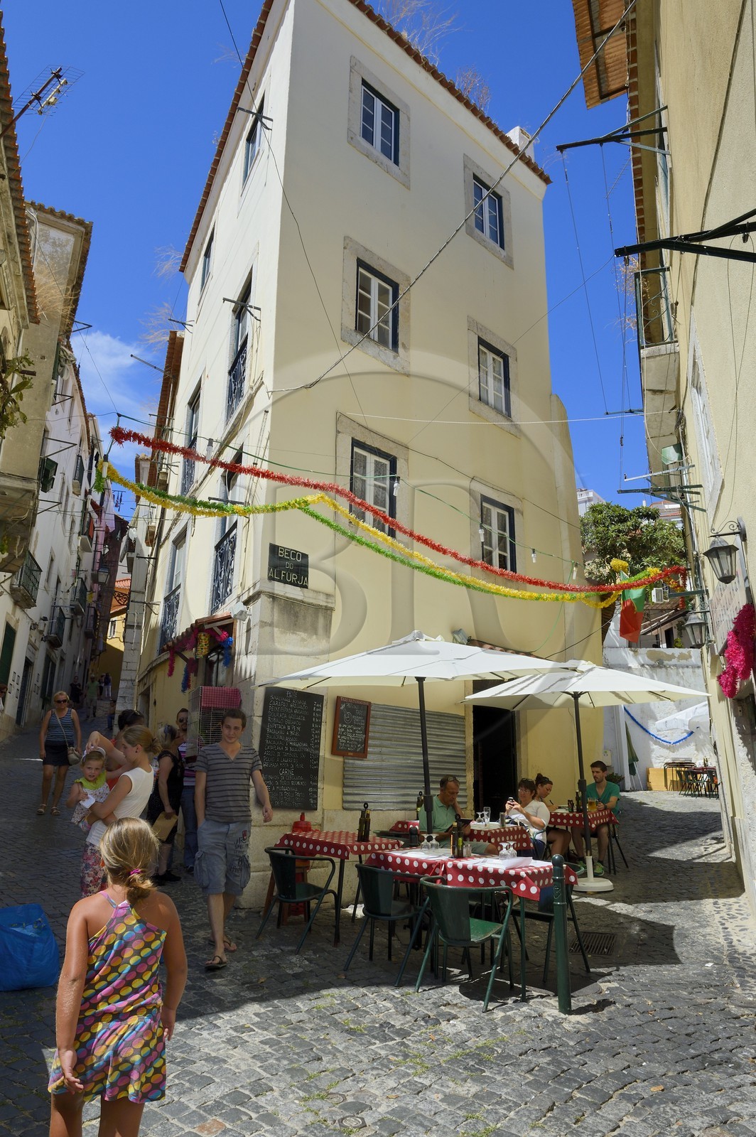 Portugal, Lisbonne, quartier de l'Alfama, terrasse de restaurant in rua da Regueira