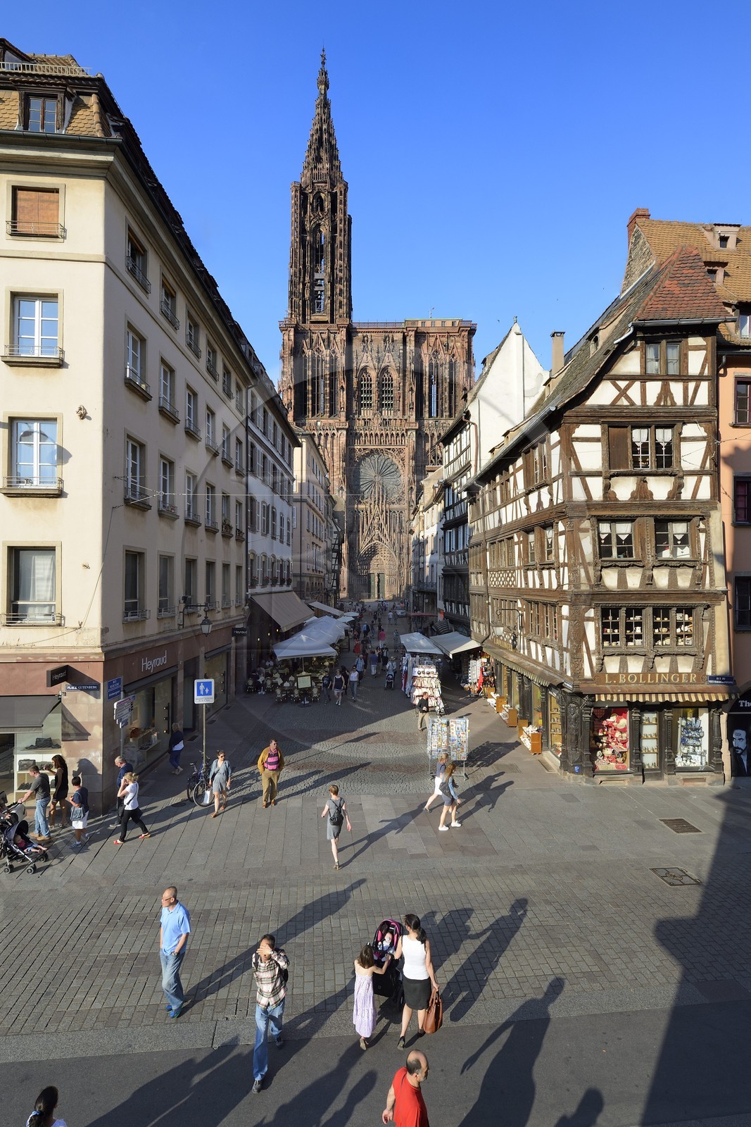 France, Bas-Rhin (67), Strasbourg, vieille ville classée au Patrimoine Mondial de l'UNESCO, la cathédrale Notre-Dame et la rue mercière