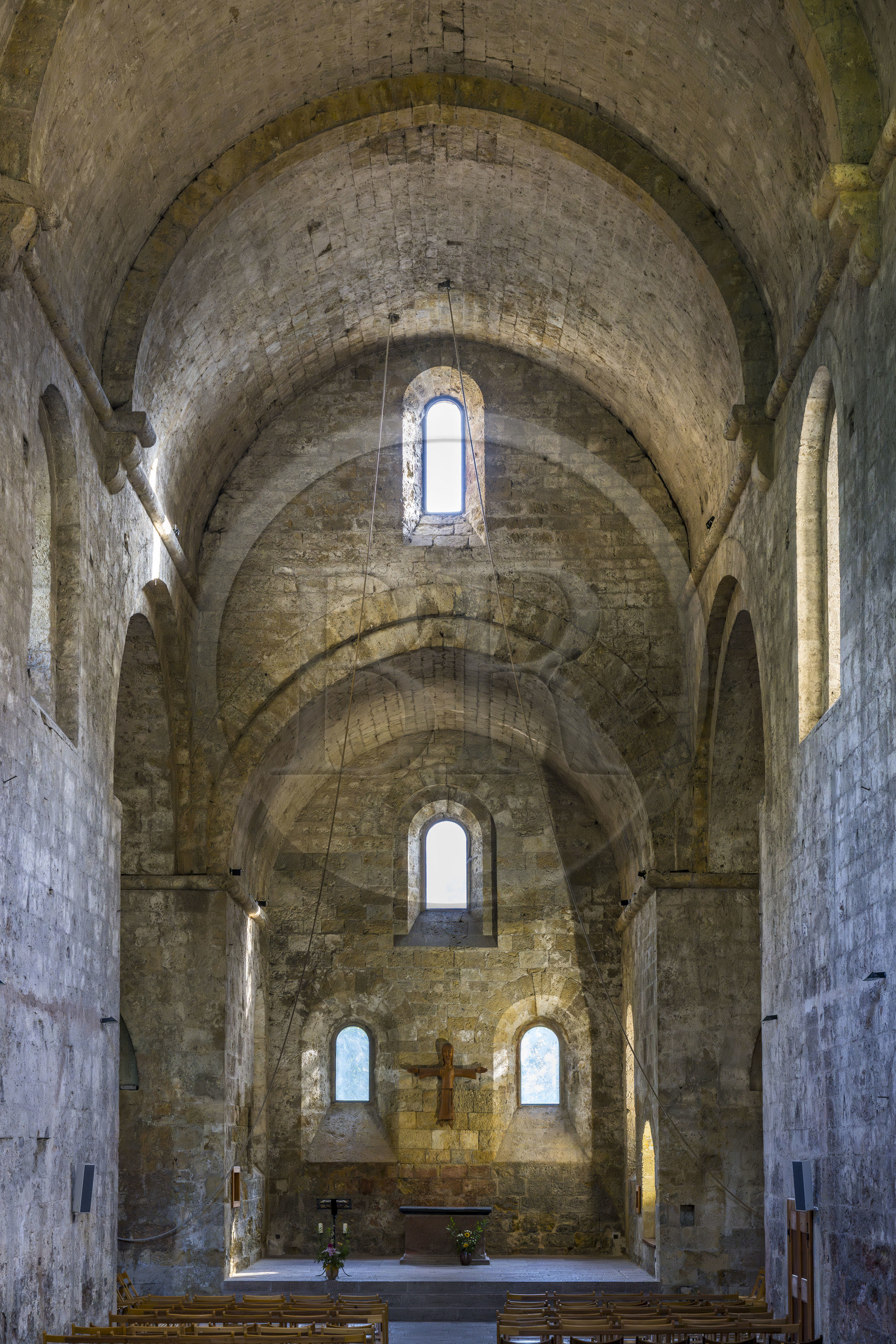 France, Hautes Alpes (05), Crots, abbaye Notre-Dame de Boscodon du XIIe siècle, la nef et le choeur de l'église abbatiale