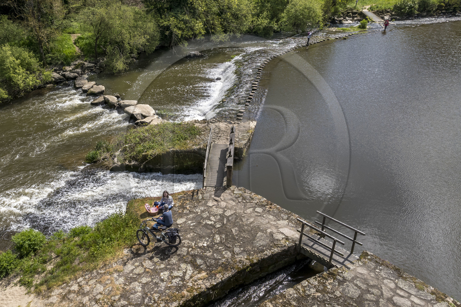 France, Vendée (85), Saint-Malô-du-Bois, vallée du Poupet, pique-nique au moulin de l'auberge du Poupet en bordure de la Sèvre Nantaise (vue aérienne)