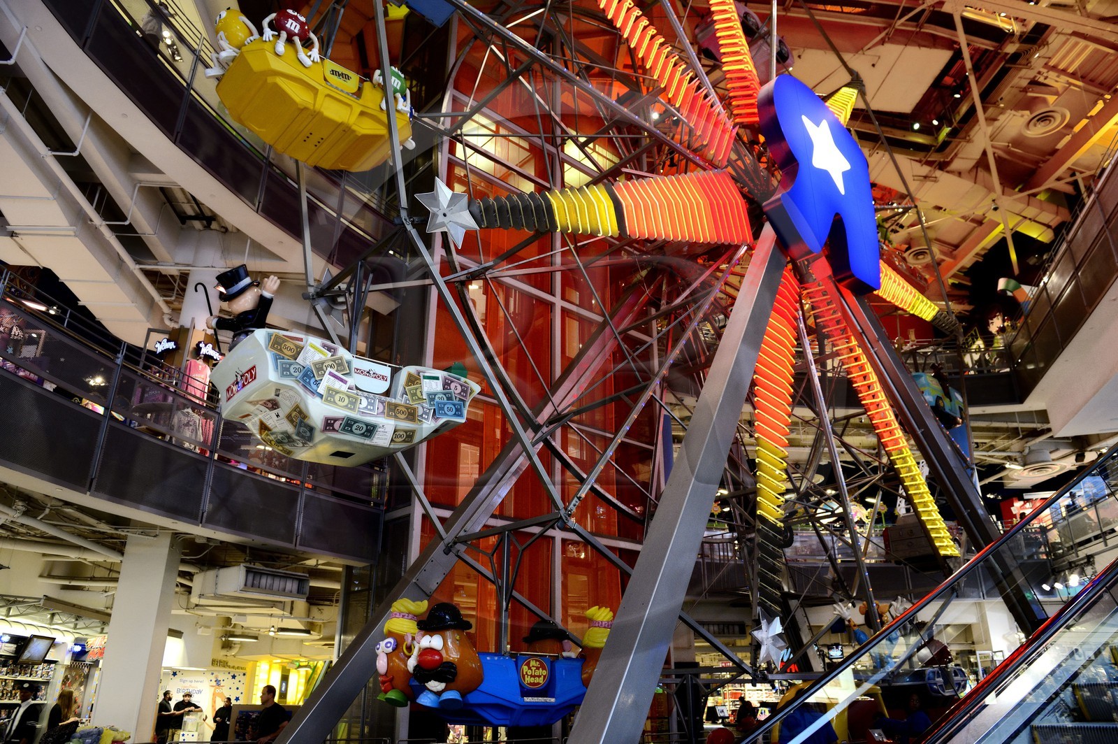 Etats-Unis, New York, Manhattan, Times Square, grande roue à l'intérieur du magasin de jouets ToysRUs
