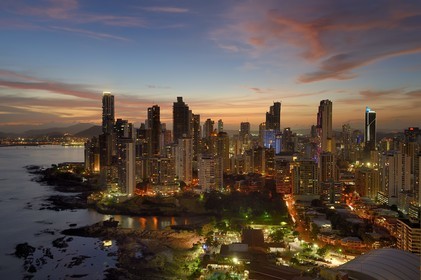 Panama, Panama City, les gratte-ciels du quartier de front de mer de Punta Paitillia après le coucher de soleil