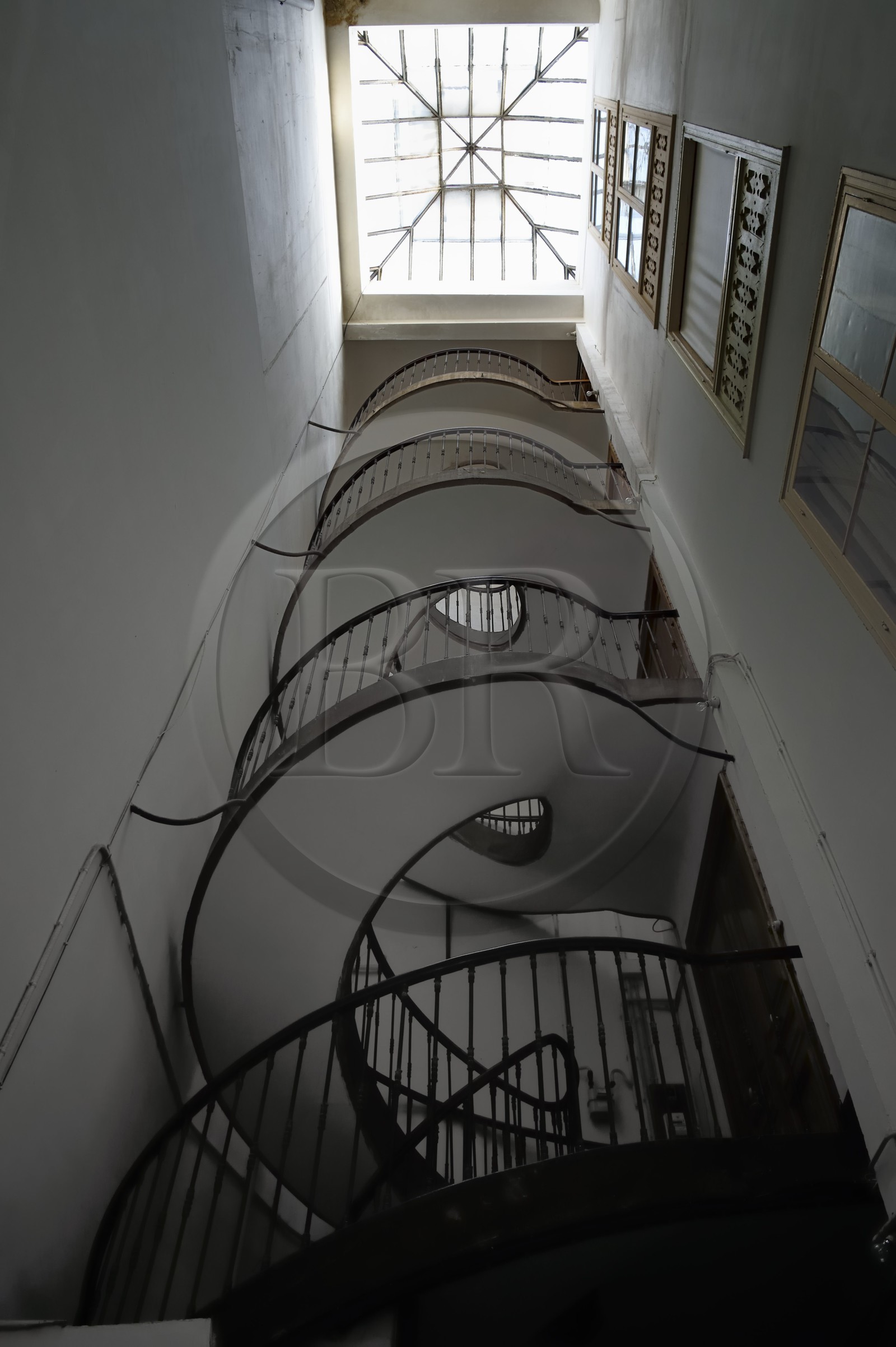 France, Pyrénées-Atlantiques (64), Pays-Basque, Bayonne, cage d'escalier hélicoidal à barreaux fonte d'un immeuble du XIXème siècle de la rue du Port Neuf