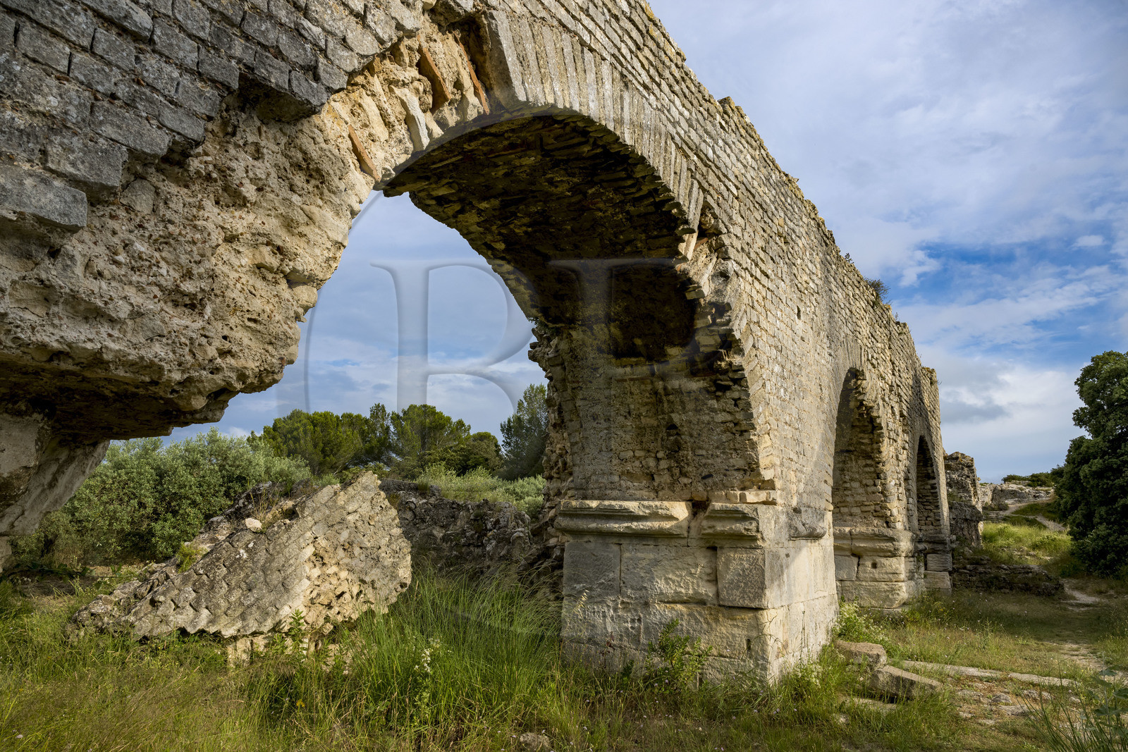 France, Bouches-du-Rhône (13), Fontvieille, chemin de Caparon, vestiges gallo-romain de l'Aqueduc de Barbegal, aqueduc qui a été doublé pour alimenter les 16 moulins de la meunerie de Barbegal au IIème siècle