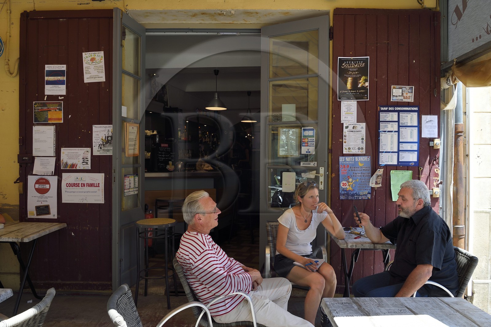 France, Var (83), Provence Verte, Correns, 1er village bio de France, terrasse du Café et Cercle