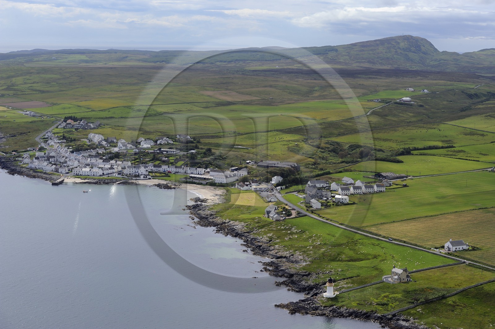 Royaume-Uni, Ecosse, Hébrides intérieures, Ile de Islay, village de Port Charlotte et son phare dans le Loch Indaal (vue aérienne)
