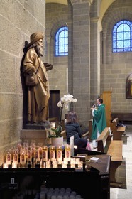 France, Haute-Loire (43), Le Puy-en-Velay, étape des chemins de Compostelle, la cathédrale Notre-Dame-de-l'Annonciation du XIIe siècle classée Patrimoine Mondial de l'UNESCO, la messe des pèlerins où sont bénis tous les matins à 7h pendant la saison estivale les marcheurs en route vers Compostelle, statue de Saint-Jacques