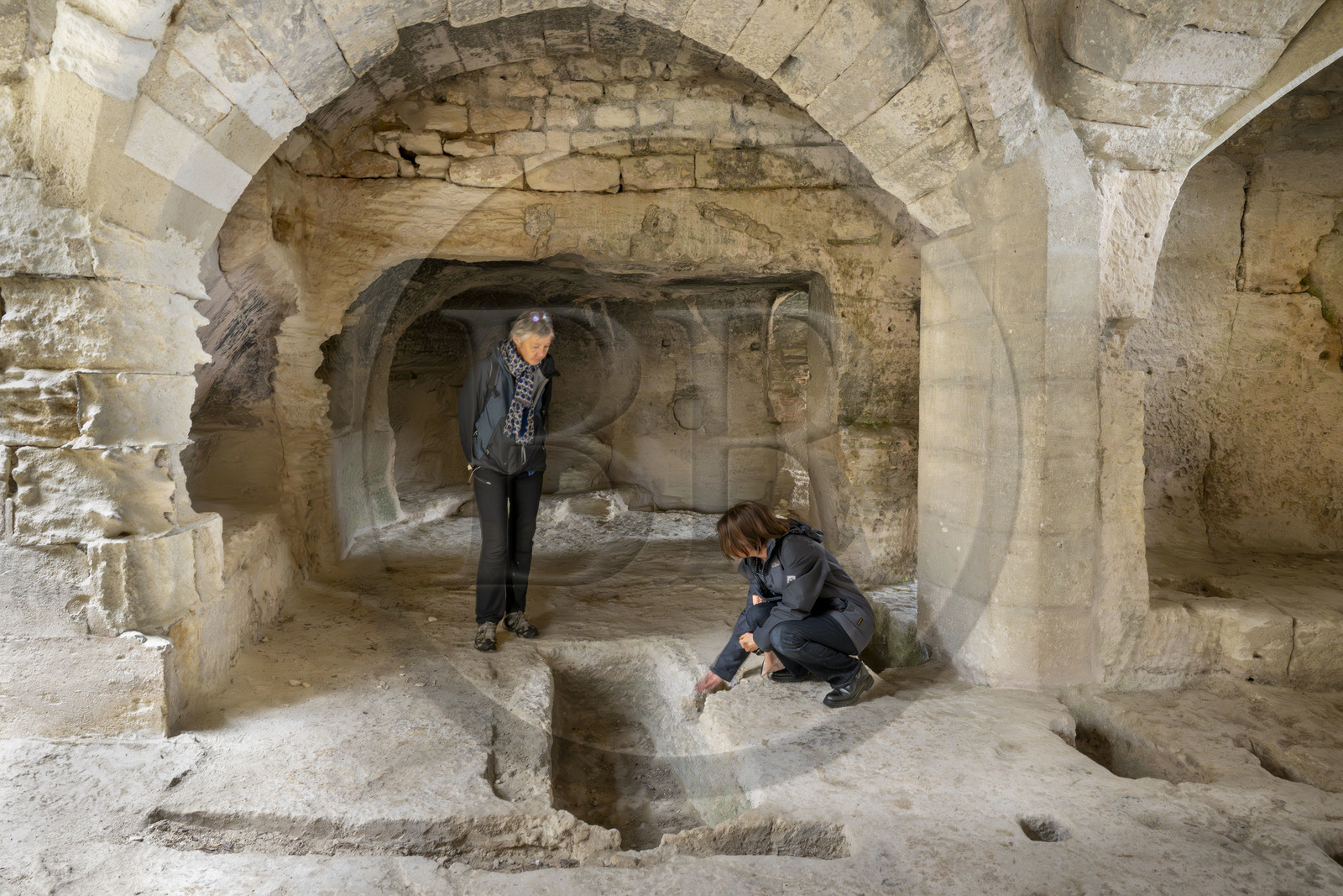 France, Gard (30), Beaucaire, abbaye troglodytique de Saint-Roman, emplacement du reliquaire (cavité au centre de la photo) dans l'ancien choeur de la chapelle souterraine