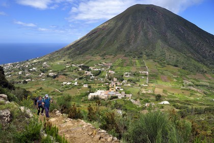 Italie, Sicile, iles Eoliennes, classées Patrimoine Mondial de l'UNESCO, Ile de Salina, randonneurs dans l'ascension du Monte Fossa delle Felci et le Monte dei Porri en arrière plan