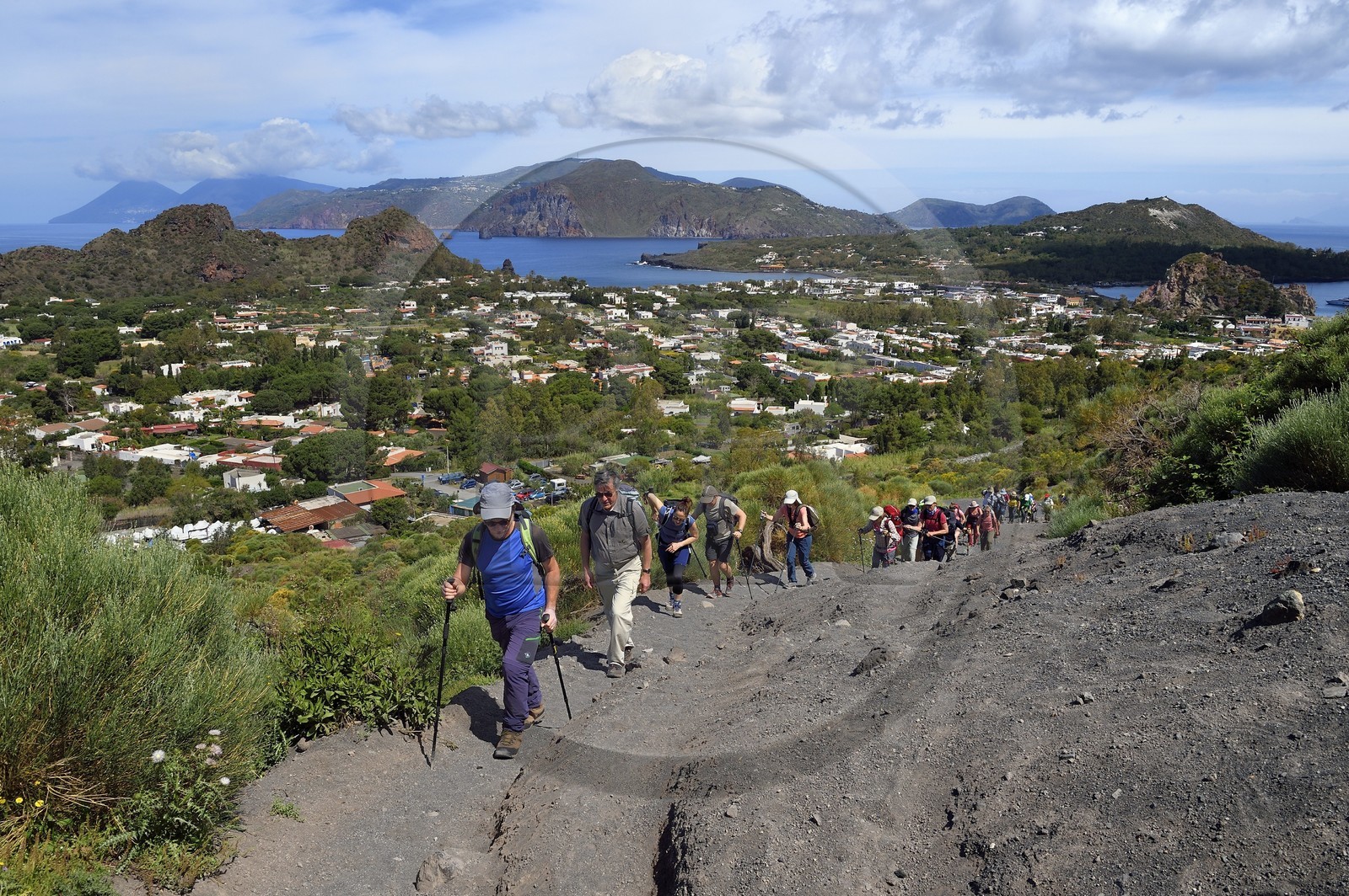 Italie, Sicile, iles Eoliennes, classées Patrimoine Mondial de l'UNESCO, ile de Vulcano, randonneurs dans l'ascension du cratère du volcan della Fossa, l'Ile de Lipari puis Ile de Salina en arrière plan