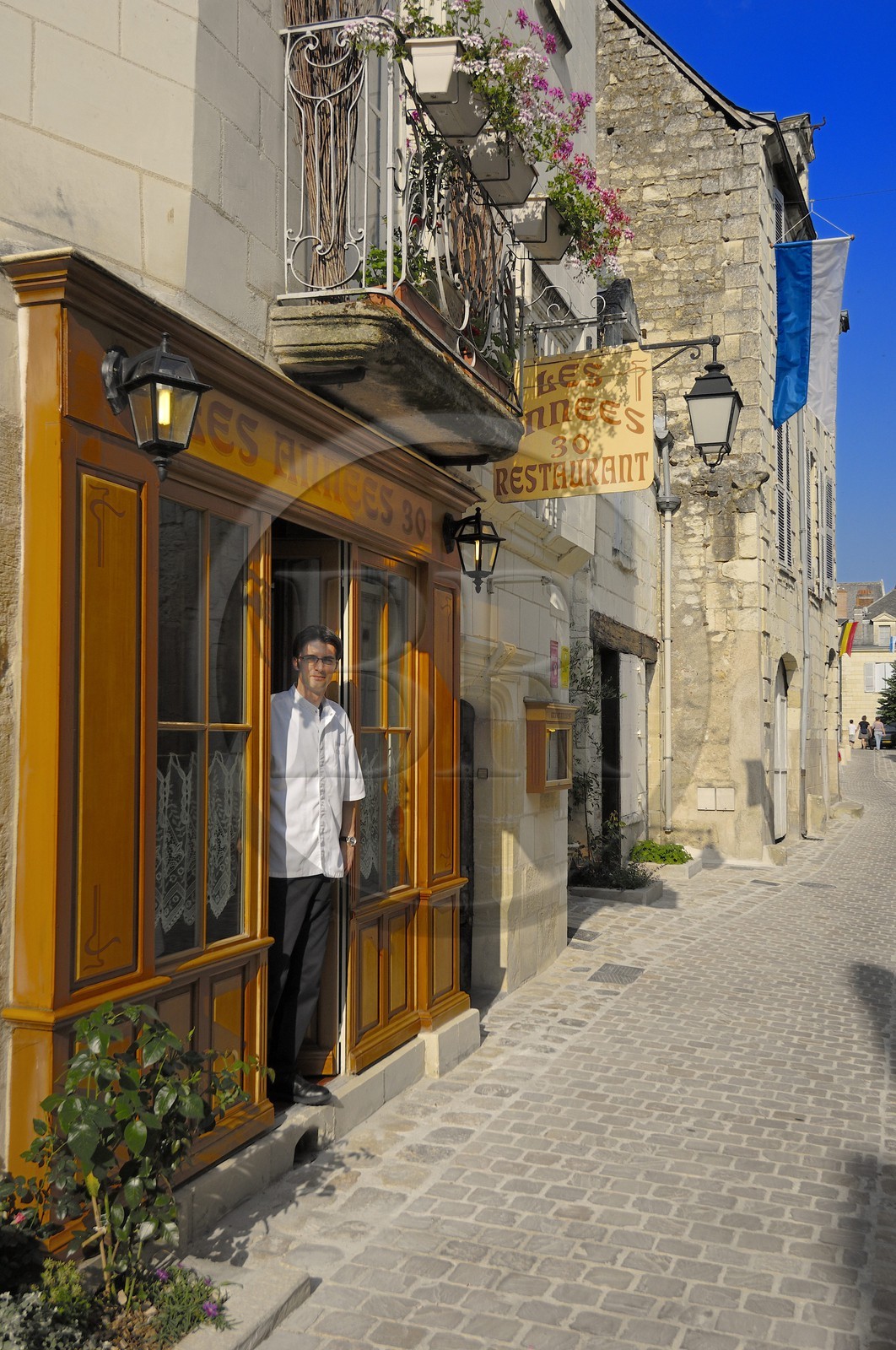 France, Indre et Loire (37), Vallée de la Loire classée Patrimoine Mondial de l'UNESCO, Chinon, restaurant les années 30 et son chef Stephane Charles dans la rue Haute Saint-Maurice