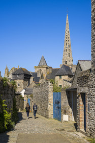 France, Côtes-d'Armor, Tréguier, Saint Tugdual Cathedral seen from the Kercoz alley