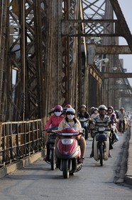 Vietnam, Hanoï, Long Bien Bridge former Paul Doumer Bridge only for trains, motocycles, bicycles and pedestrians, protection against pollution