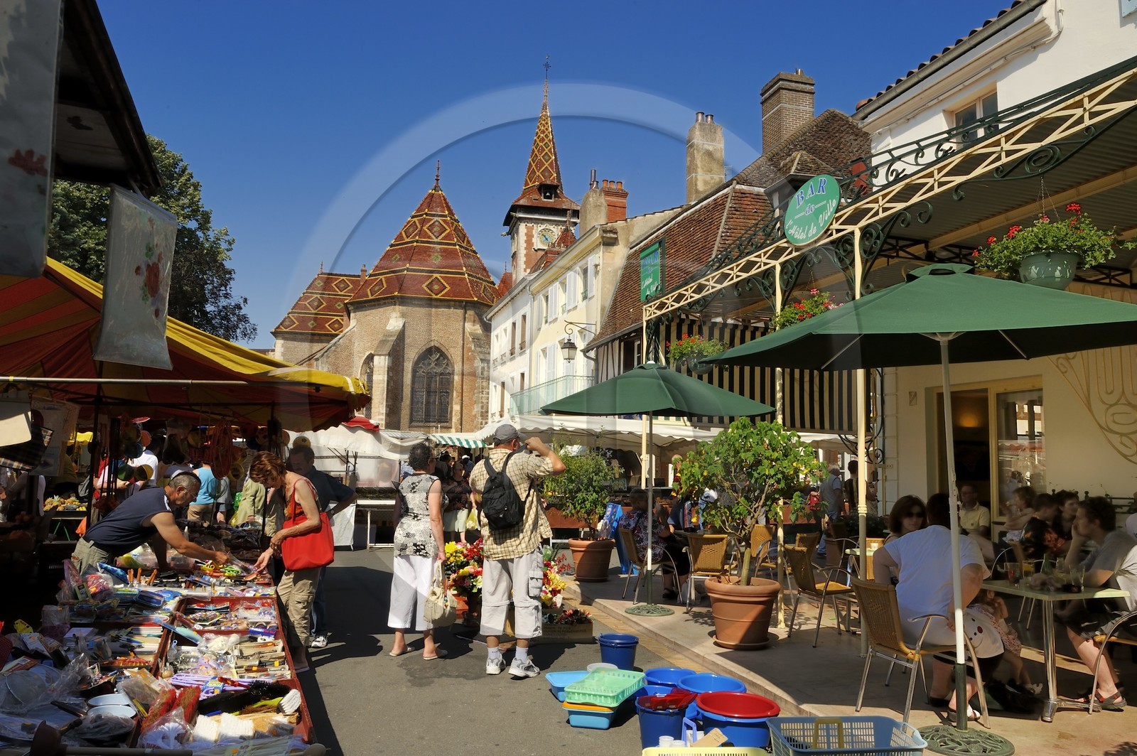 France, Saône et Loire (71), Louhans, le marché du lundi et l'église à tuiles vernissées