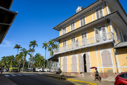 France, Guyane, Cayenne, place des Palmistes, immeuble de style colonial construit en 1890, ancienne Maison Thémire abritant l'hôtel et le bar Les Palmistes