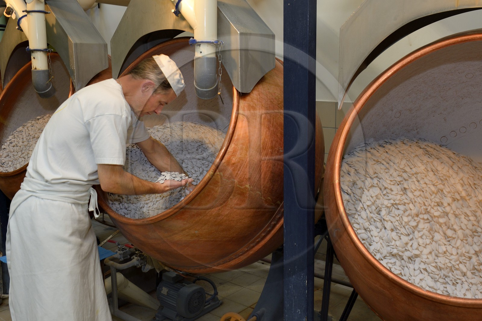 France, Meuse (55), Verdun, usine de dragées Braquier, gommage des amandes, opération ayant pour but de recouvrir les amandes d'un film et d'empêcher l'huile de migrer vers l'extérieur