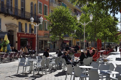 France, Var (83), Toulon, commerces rue Paul Lengrin dans la vieille ville