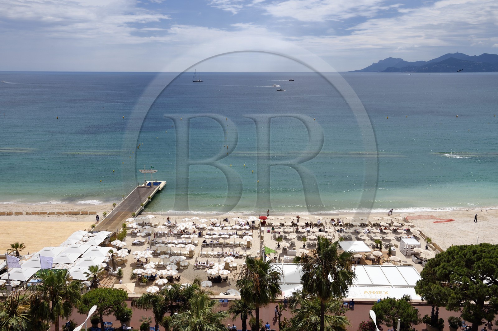 France, Alpes-Maritimes (06), Cannes, la plage privée du Carlton sur le boulevard de la Croisette