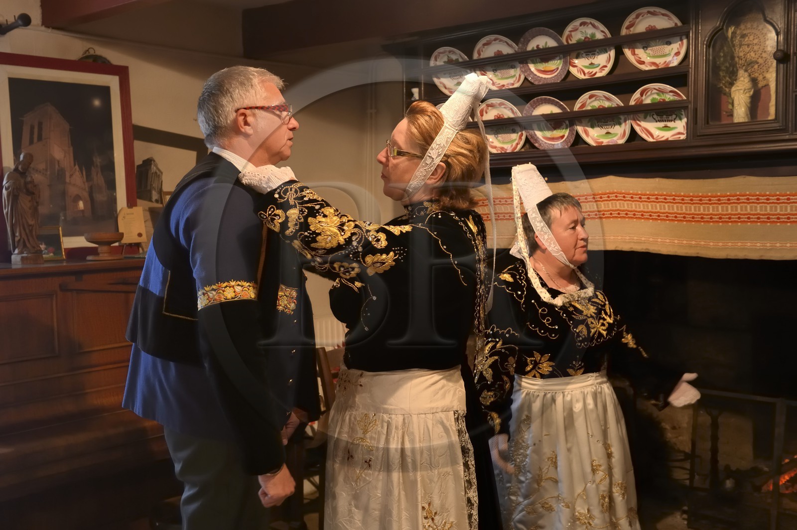 France, Finistère (29), Locronan, labellisé Les Plus Beaux Villages de France, ajustement des costumes traditionnels le matin de la procession de la petite Tromenie dans la ferme de la famille Louboutin